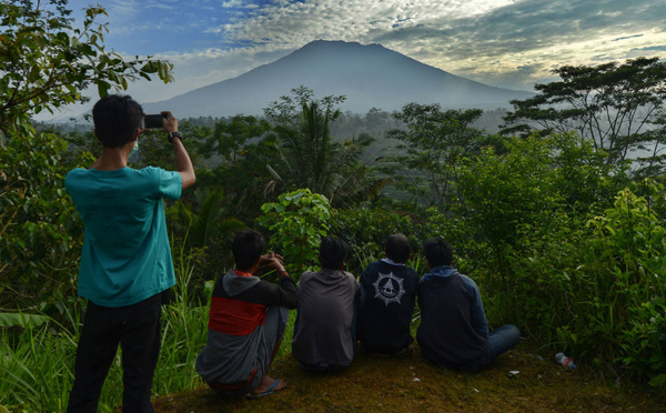 Bali: près de 50.000 habitants évacués par crainte d'éruption d'un volcan