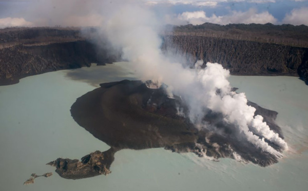Eruption au Vanuatu: les évacuations s'accélèrent