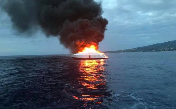Un bateau en feu au large de Punaauia, pas de victimes
