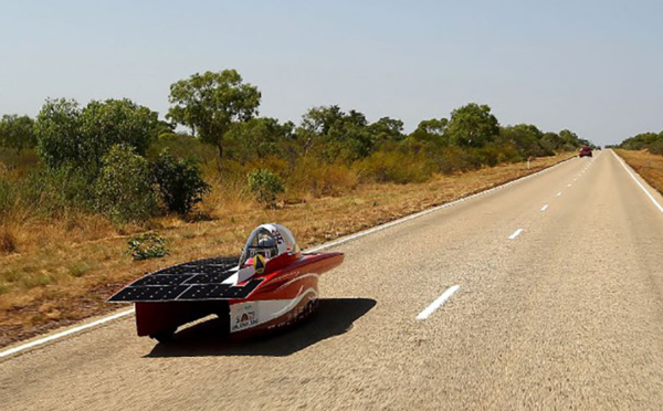 Course automobile solaire à travers l'Australie
