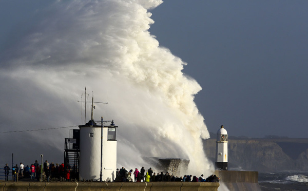 La tempête Ophelia fait 3 morts en Irlande, écoles fermées mardi