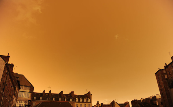 Tempête Ophelia: ciel jaune crépusculaire au-dessus de la Bretagne