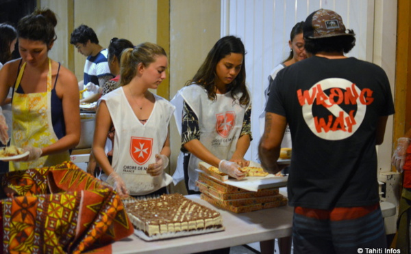 Des étudiants préparent le repas des sans-abris de Papeete