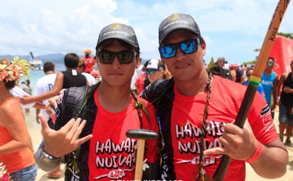 Hawaiki Nui Va'a 2017 – Etape 1 : Air Tahiti Va'a crée la surprise. Résumé avec photos.