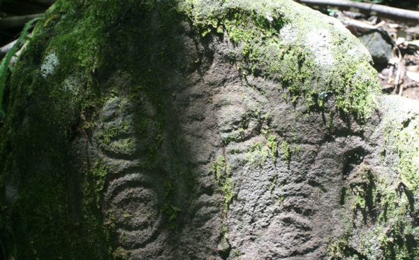 Carnet de voyage: Le tiki de Tapuivi, gardien mystérieux de Aakapa