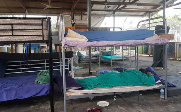 Les réfugiés d'un camp australien souffrent de la faim