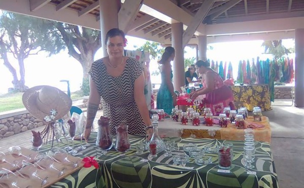 Au Salon de Moorea : Vairea, graveuse sur verre