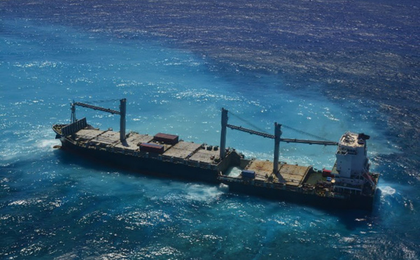 Un porte-conteneurs échoué depuis 4 mois en N-Calédonie s'est brisé en deux