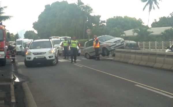 un accident de la route crée des embouteillages à Arue