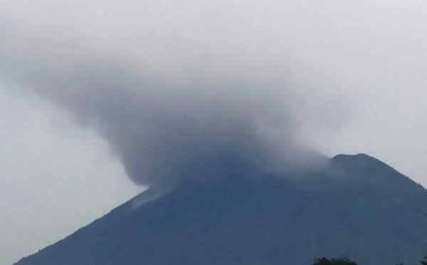 Indonésie: le mont Agung se remet à gronder