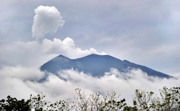 Craintes d'éruption d'un volcan à Bali: des milliers d'habitants fuient