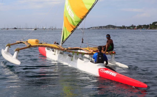 Waterman - Grande première : Tahiti-Huahine en pirogue V6 à voile