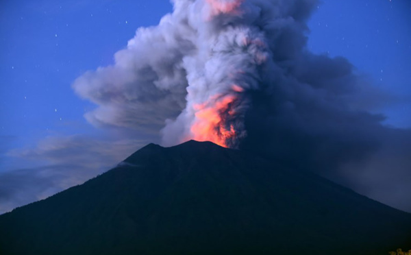 Le volcan de Bali crache ses cendres et l'aéroport reste fermé