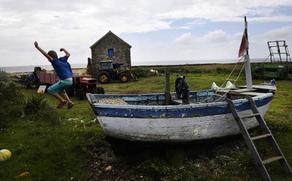 Bretagne: un jeune couple selectionné pour vivre sur un îlot désert