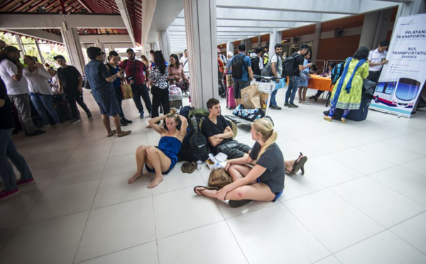Malgré la menace du volcan à Bali, l'aéroport rouvre