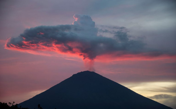 Des milliers de touristes quittent Bali après la réouverture de l'aéroport