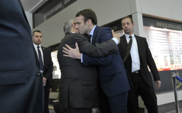 Macron à Alger en "ami" "pas otage du passé"