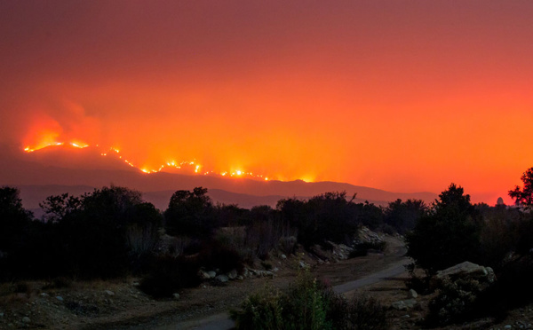 Des vents dignes d'un ouragan attisent les incendies de Californie
