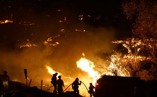 Les incendies s'étendent à travers la Californie, attisés par des vents furieux