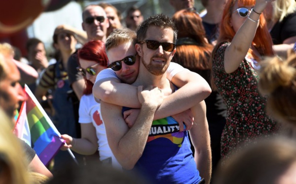 Australie: les organisateurs de mariages se préparent après le feu vert royal à l'union gay