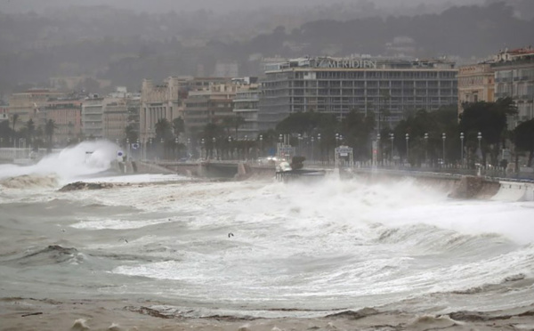 La tempête Ana touche la France, 32 départements en vigilance orange