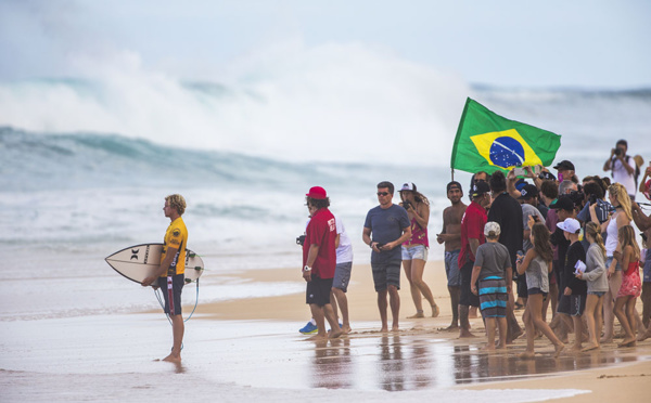 Surf/circuit mondial - Hawaï: Florence dans le bon tempo, Medina en danger