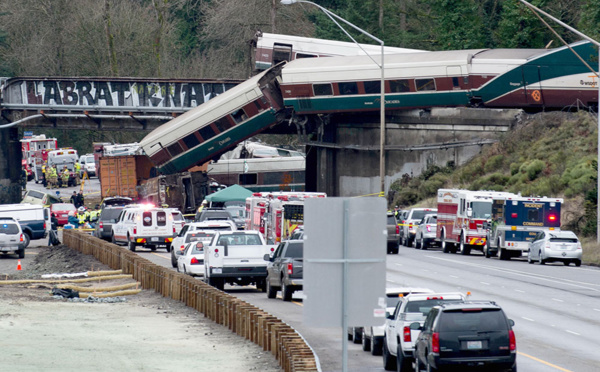 Etats-Unis: un train déraille et atterrit sur l'autoroute