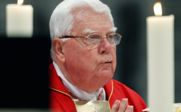 Pédophilie: la mort du cardinal américain Bernard Law rouvre les plaies