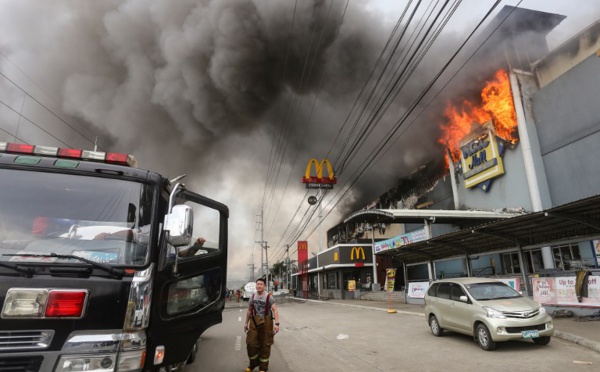 Incendie d'un centre commercial aux Philippines : 37 corps retrouvés