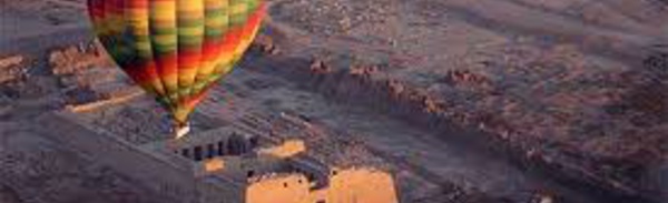 Une montgolfière s'écrase en Egypte, un touriste sud-africain tué