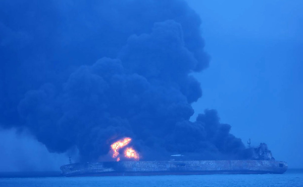 Pétrolier en feu au large de la Chine: "risque d'explosion"