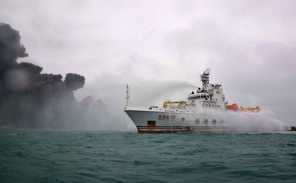 Pétrolier en feu: la Chine tente d'éviter une marée noire