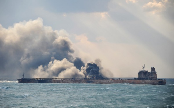 Pétrolier en feu: marée noire écartée, selon les autorités chinoises