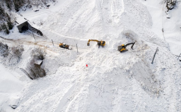 Evacuation aérienne des touristes bloqués dans les Alpes suisses