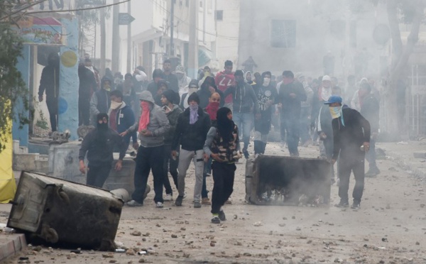 Tunisie: 200 arrestations et des dizaines de blessés après une nouvelle nuit de heurts