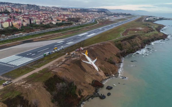 Turquie: sortie de piste spectaculaire d'un avion au bord d'une falaise