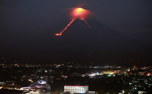 Le réveil du volcan philippin Mayon fait fuir des milliers de personnes