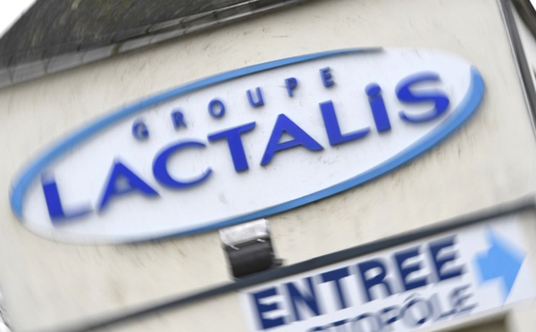 Lait contaminé pour bébé: Lactalis se défend, sans convaincre