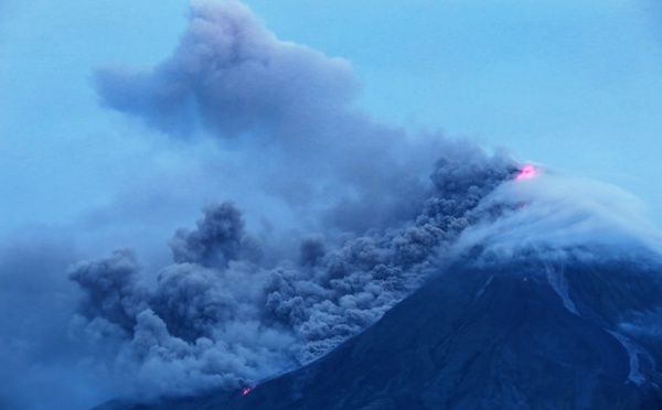 Philippines: Le volcan Mayon fait fuir les habitants, mais attire les touristes