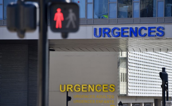 Hôpitaux: mille médecins et cadres de santé sonnent l'alerte