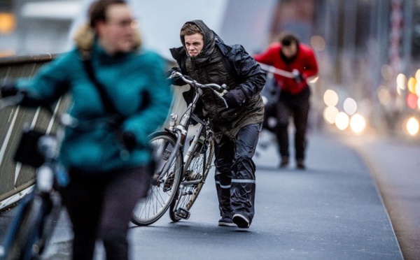 Tempête dans le nord de l'Europe: 4 morts, le trafic aérien et ferroviaire perturbé