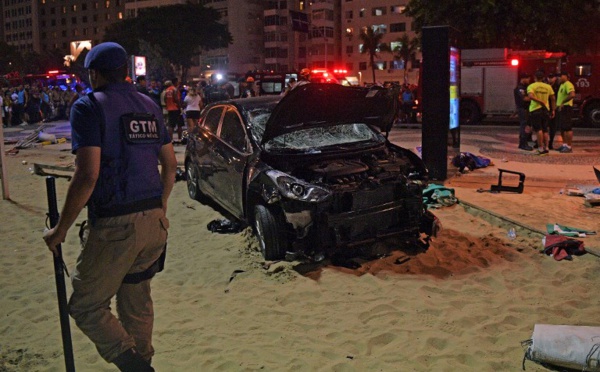 Brésil: une voiture monte accidentellement sur le trottoir à Rio, un mort