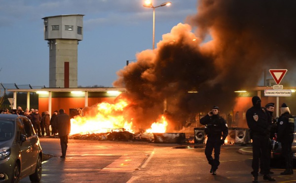 Prisons: négociations sous tension après une nouvelle agression de surveillants