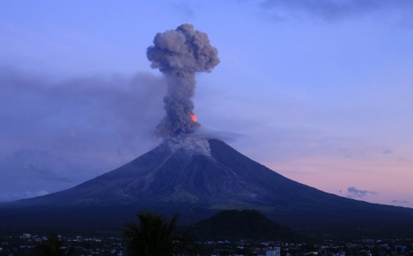 Des milliers de Philippins continuent de fuir un volcan en éruption