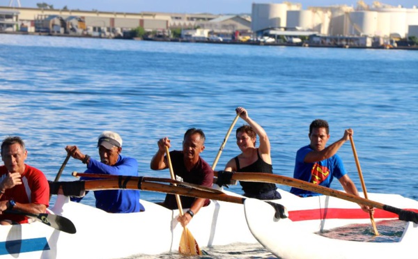 En images: La Ministre des Outre-mer Annick Girardin découvre le Va'a