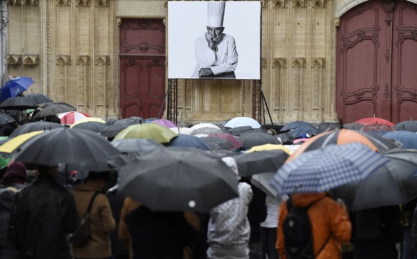 Une pluie d'étoiles et des centaines d'admirateurs ont dit adieu à Bocuse