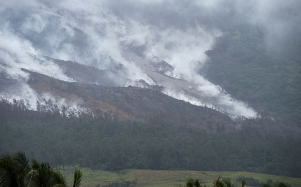 Des paysans philippins bravent la colère du volcan Mayon