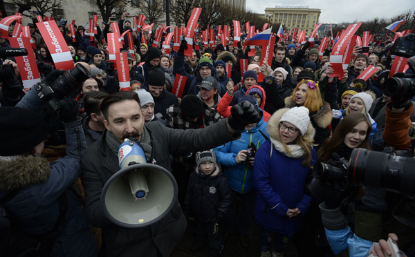 Des milliers de Russes manifestent contre Poutine, Navalny brièvement détenu
