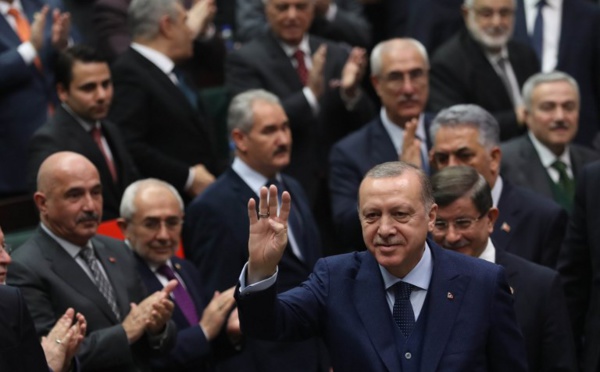 Offensive en Syrie: la Turquie cherche à museler les voix critiques