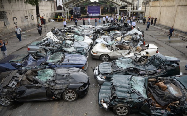 Philippines: Duterte assiste au broyage de voitures de luxe